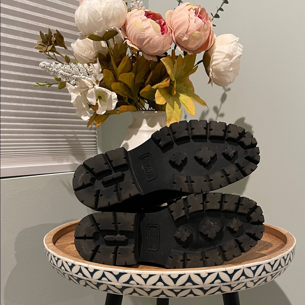 Elegant Black Leather Combat Boots - Picture 2 of 7